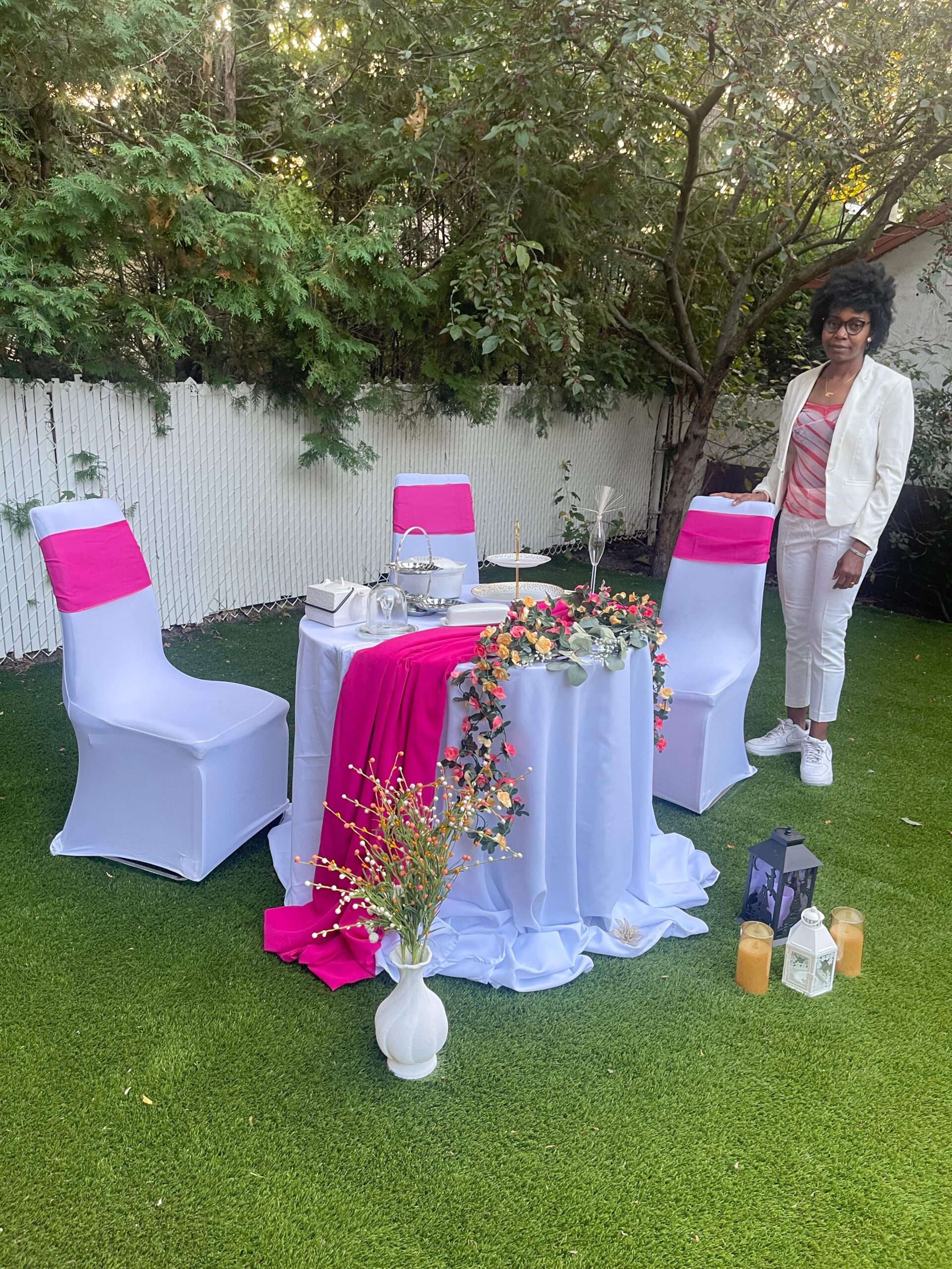 Décor d'anniversaire avec ballons et fleurs