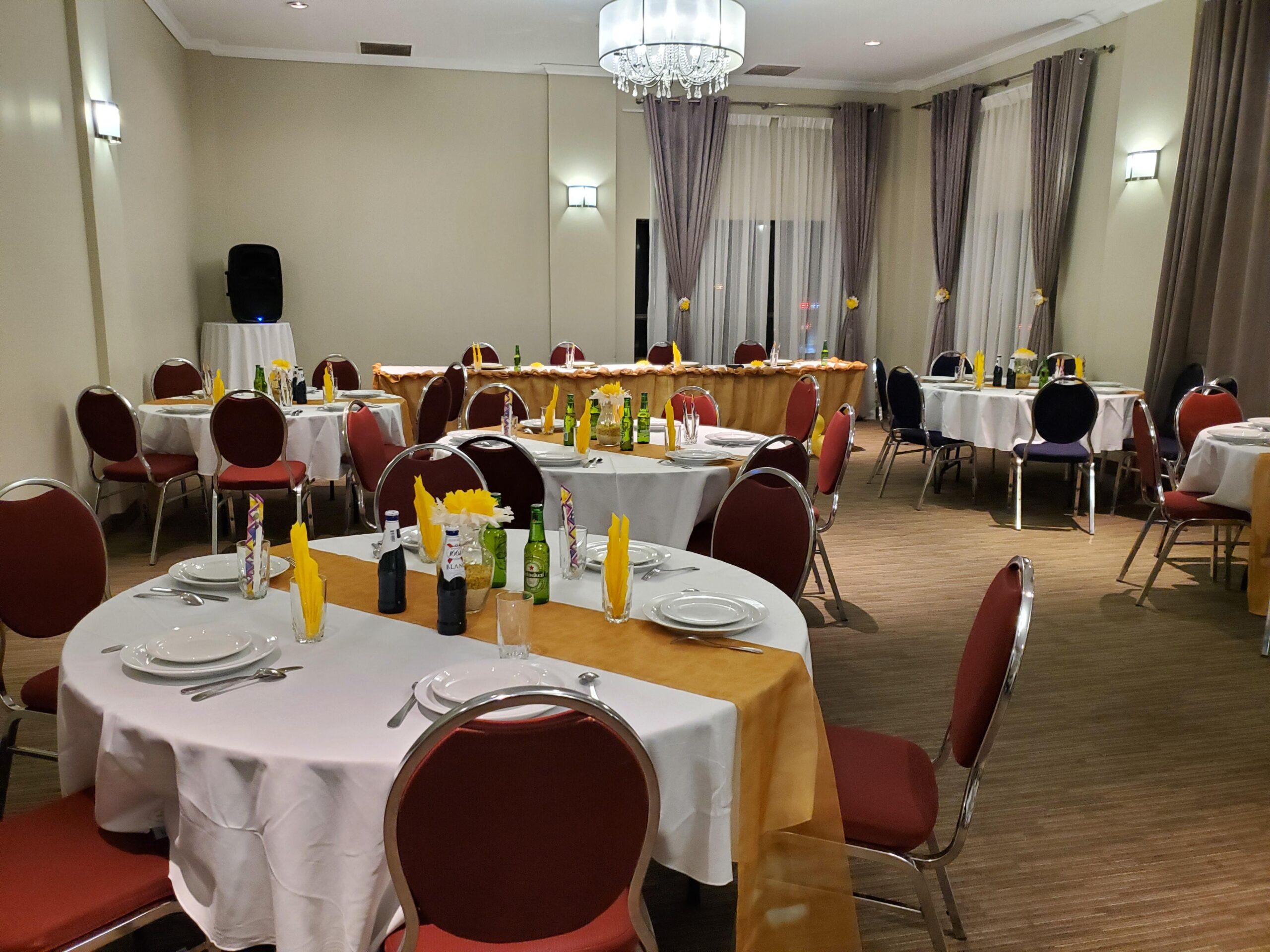 Salle de gala aux tables nappées